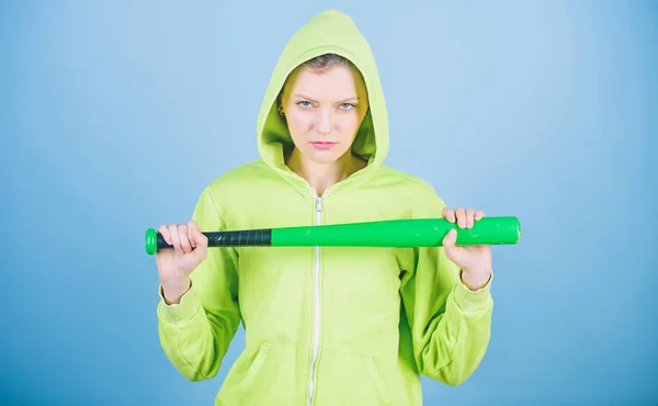 Ga wild. Sport uitrusting. Atletische fitness. agressieve vrouw met vleermuis. Straat leven. Sportieve meisje vechter. Vechten met agressie. vrouw workout met honkbalknuppel. wilde look. gevaarlijk wilde vrouw — Stockfoto