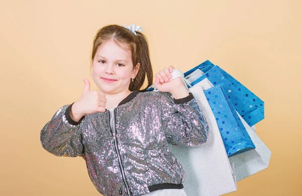 Új ruhát. Vidám gyermek. Kislány ajándékokat. Kiskereskedelmi. Üdülési vásárlás megtakarítás. Divat és stílus. ügyfél-val csomag. Eladások és kedvezmények. Kis lány bevásárló táskák. új ruhája van — Stock Fotó