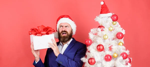 Man bebaarde hipster formele pak kerstboom houden Gift Box. Delen vriendelijkheid en geluk. Bereid cadeaus voor iedereen. Geschenken winkel. Kerstcadeaus. Winter vakantie. Boxing Day. Kerstfeest — Stockfoto