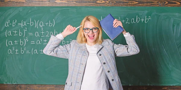 Overwork i brak wsparcia nauczyciel jazdy z zawodu. Nauczyciel stres i Burnout. Nauczyciel kobieta z książki tablica tle. Dlaczego nauczyciel porzucić chorych ze stresem. Szkoła toksyczne rutynowe — Zdjęcie stockowe