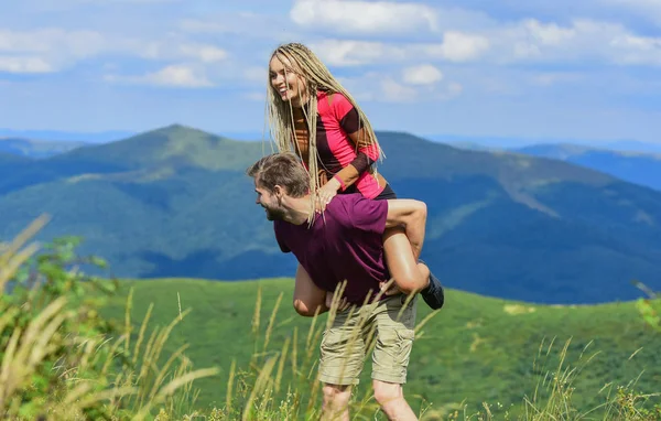 Oprechte emoties. gevoel van vrijheid. Reizende paar hebben plezier. man en vrouw in de bergen. paar verliefd. Familie relatie. beste romantische datum. Valentines Day. blij om samen te zijn — Stockfoto