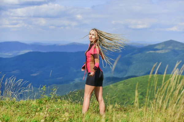 Vera felicità. felice donna sexy. viaggi in montagna ed escursioni. amante dell'alpinismo. raggiungendo la cima. donna in montagna. spensierato e felice. sentire la libertà. estremamente gratuito. stile di vita vagabondo — Foto Stock