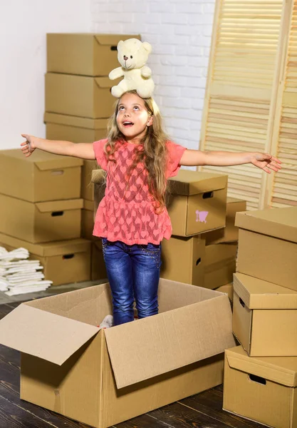 Entusiasmado com a nova casa. Lar doce. Alugar casa. Casa de família. A prestar serviço. Apartamento para família. Vamos sair daqui. Menina criança jogar caixa. Sai do conceito. Preparar para avançar. Embalagens — Fotografia de Stock