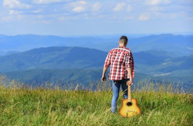 Temiz dağ havası. Doğayı keşfetmek. Doğanın güzelliği. Şehirden kaçmanın en iyi yolu. Yalnız yürümek. Dağın tepesinde gitarı olan bir adam. Tatil yerleri. Adam yürüyüşçü saf doğanın tadını çıkarın