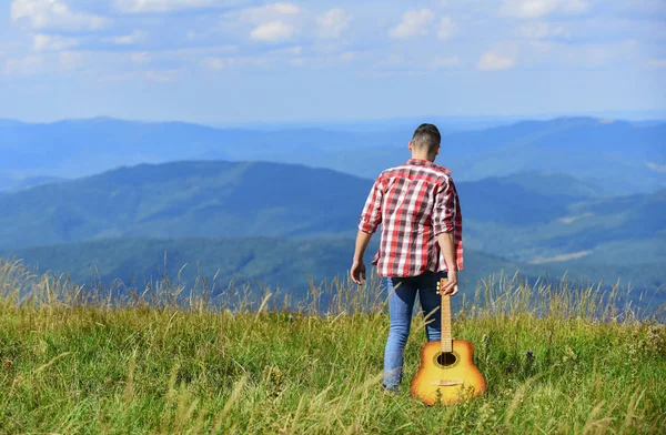 De l'air frais. Explorer la nature. Beauté de la nature. La meilleure façon de s'échapper de la ville. Marcher seul. Homme avec guitare marchant au sommet de la montagne. Destinations de vacances. Guy randonneur profiter de la nature pure — Photo