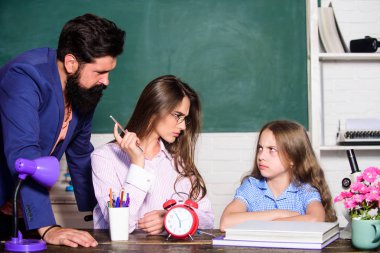 Öğrenmeyi sevmeyi öğren. Öğrenmek için aile geri döndü. Küçük çocuk ve ebeveynler birlikte öğrenirler. Eğitim ve evde eğitim