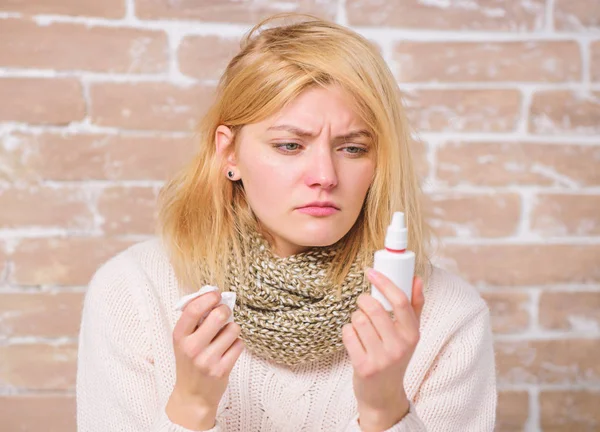 Allergi-konceptet. Behandling i hemmet. Effektiv nässpray. Snuva och andra symtom på förkylning. Näsdroppar plastflaska. Nässpray, rinnande näsa remedy. Flicka sjuk person inneha näsdroppar och vävnad — Stockfoto