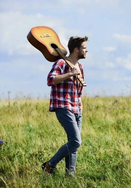 Zene leszel okosabb. szexi férfi gitár kockás inget. nyugati kemping és túrázás. cowboy férfi akusztikus gitáros. Country zene dalt. csípő divat. boldog és szabad — Stock Fotó