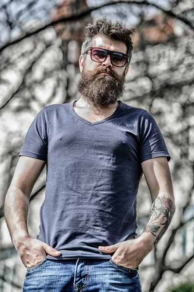 Homme barbu de lunettes de soleil fond nature. Homme barbu porter des lunettes de soleil modernes à la mode. Hipster confiant dans les lunettes de soleil sombres. Filtre UV. Homme barbu hipster brutal porter des lunettes de soleil de protection — Photo