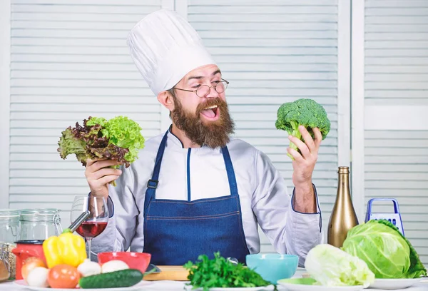 Hombre barbudo cocinero en la cocina, culinario. Dieta y comida orgánica, vitamina. Chef con sombrero. Receta de sabor secreto. Cocinar alimentos saludables. Vegetariano. Chef maduro con barba. Fotografía alimentaria —  Fotos de Stock