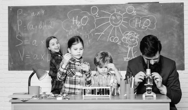 Observera reaktionen. Vetenskapen är alltid lösningen. Skolan kemi experiment. Förklara kemi för barn. Fascinerande kemi lektion. Man skäggiga lärare och elever med provrör i klassrummet — Stockfoto