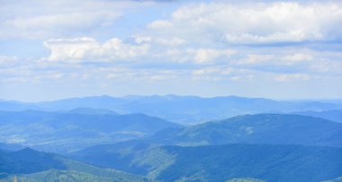 Peyzaj fon kopyalama alanı. Bulutlar ile sahne manzara tepeler. Seyahat ve wanderlust kavramı. Dağların ve vadilerin manzarası. Ormanla kaplı dağlar. Güzel arka plan