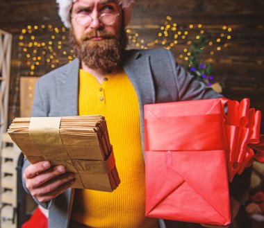 Mektubu Noel Baba için. Adam Noel Baba'yı sakallı gözlük alınan yazı ile olgun. Hediyeler teslim Servisi. Noel Baba için posta. Sakallı adam hipster giymek santa şapka tutun grup mektup ve hediye kutusu