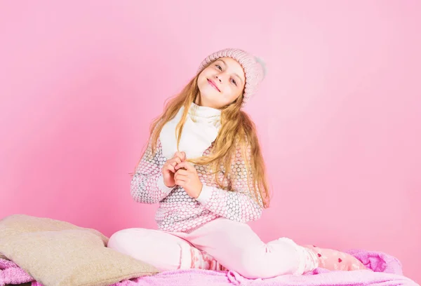 Vinter modeaccessoar. Vinter tillbehör koncept. Flicka långt hår drömmande humör rosa bakgrund. Kid leende bär stickad tillbehör. Kid flicka bära söt stickad fashionabla mössa och halsduk tillbehör — Stockfoto