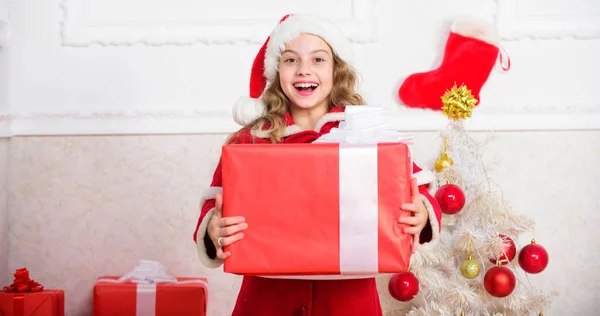 Santa traiga su regalo. Desempaquetar el regalo de Navidad. Feliz año nuevo concepto. tradición de vacaciones de invierno. Niño feliz con el regalo de Navidad. Chica celebrar la Navidad abierta caja de regalo. Regalo de Navidad de apertura — Foto de Stock