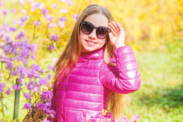 Tavaszi üdülés. Női nap. boldog gyermek cseresznye virágos. a nyári természetben. Sakura. Természetes szépséget. Gyermekkori boldogság. kislány illata virágzó virágok. Teljes ellazulnak — Stock Fotó