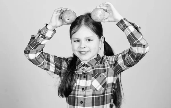 Queques deliciosos. Menina bonito criança comendo muffins ou cupcake. Doce sobremesa. Receita culinária. Um lanche saboroso. Miúdo apaixonado por queques. Obcecado com comida caseira. Dieta nutrição saudável e calorias — Fotografia de Stock