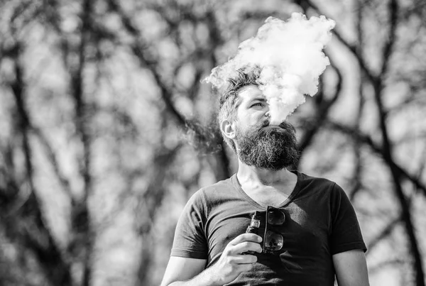 Nuvens brancas de fumo aromatizado. Fumar cigarro electrónico. Homem barba longa relaxado com hábito de fumar. Homem com barba e bigode exala fumo. Conceito de alívio de estresse. Homem barbudo fumando vape — Fotografia de Stock