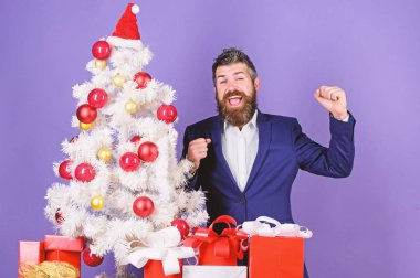 Denetim listesi Noel hazırlığı. Noel hediyeleri ve dekorasyonlar. Hazırlık ve kutlama. Nasıl korku veren ofis Noel partisi düzenlemek için. Sakallı hippi giyim resmi takım elbise Noel ağacı yakınındaki
