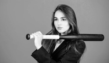 İş stratejisi. Güven ve güç. Hayat oyunu. Kariyer yapmak. Güzel bayan ayı resmi ceketi ve beyzbol sopası tutuyor. Agresif bir iş. İş kadını patron. Zaman belirleyici eylemler gerektirir