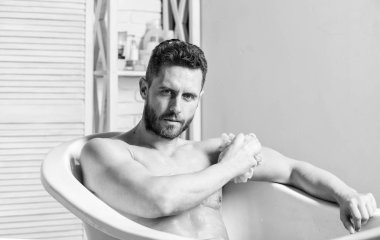 Hijyenik prosedür konsepti. Tam bir rahatlama. Banyo kalp sağlığını artırabilir. Kişisel hijyen. Hijyene dikkat edin. Parçaların gövdesini temizliyor. Hijyen konsepti. Erkek kas gövde küvette oturup. Cilt bakımı