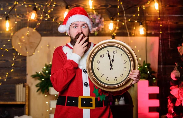 Nur noch wenige Minuten. Countdown zum neuen Jahr. fast Mitternacht. Wünschen. Weihnachtsmann hält Oldtimer-Uhr Zeit zum Feiern. Frohe Weihnachten. bärtiger Mann, der die Zeit informiert. Zeit für ein Winterfest. Machen Sie sich bereit — Stockfoto
