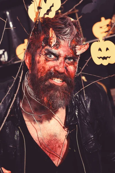 Halloween concepto de fiesta de disfraces. Diablo o monstruo de fiesta — Foto de Stock