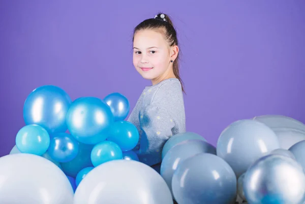 Tutti quei palloncini per me. Felicità emozioni positive. Ossessionato dai palloni aerostatici. Mi diverto. Festa a tema dei palloncini. Ragazza tra i palloncini. Festa di compleanno. Giornata dei bambini. infanzia spensierata — Foto Stock