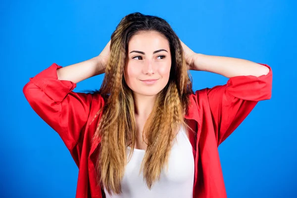 Shampoo und Conditioner. Verwöhnprogramm. Friseursalon. beschädigtes Haar. Gekräuselte Frisur. Mädchen stilvolle Frisur auf blauem Hintergrund. zusätzliches Volumen. Haar Crimping-Methode Styling Haar. Selbstversorgung — Stockfoto