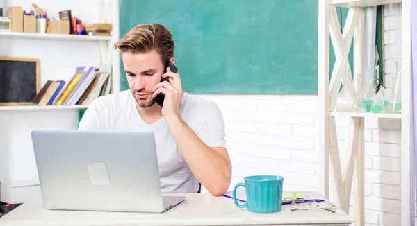 Obtener información. de vuelta a la escuela. Mañana de trabajo. estudiante en el aula con taza de té. la vida universitaria. profesor de la escuela utilizar el ordenador portátil y smartphone. educación moderna. hombre tomar nota y beber café — Foto de Stock