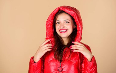 Mutlu hissediyorum. kış giyim güzellik. soğuk sezon alışveriş. yastıklı sıcak ceket kadın. grip ve soğuk algınlığı. mevsimsel moda. kabarık paltolu kız. sahte kürk moda. mutlu kış tatilleri. Xmas geliyor