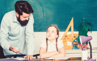 yardım ve destek. eğitim çocuk gelişimi. baba ile kızı çalışma. Öğretmenler günü. sınıfta küçük kız ile sakallı adam öğretmen. Okula geri dön. bilgi günü. Evde eğitim