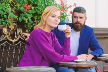Birkaç teraskahve içiyor. Casual tanıdık kamu yer buluşuyor. İnsanlarla ilk buluşmada buluşmak. Yabancılar tanışır, tanıdık olurlar. Uygulamalar diğer bekar kişilerle tanışmak ve onlarla bağlantı kurmak için normal bir yol