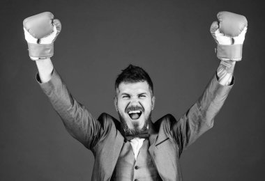 İşadamı boks eldiveni giyer. En iyi ceza savunma avukatı stratejileri. Saldırı ve savunma konsepti. İşe yaradığı kanıtlanmış taktikler. Başarıya ulaşmak. Ceza savunma avukatı stratejileri planlama