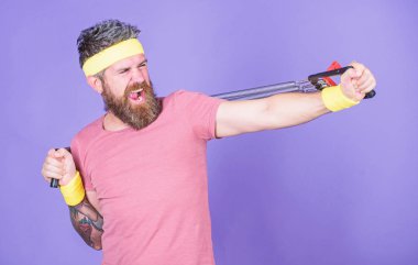 Genişletici ekipmanlarla egzersiz yapan sakallı bir sporcu. Esneme egzersizi yapmayı dene. Spor eğitmeni. Kollarımızı açalım. Sporcu genişletici ile geriniyor. Sporcu eğitimi germe genişleticisi