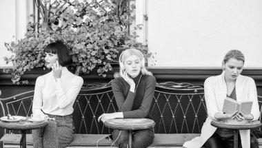 Hobi ve eğlence. Farklı ilgi alanları. Grup güzel kadın cafe teras konuşma ve dinleme okuma ile kendilerini eğlendirmek. Bilgi kaynağı. Kadın eğlencesi. Hafta sonu dinlenmeve eğlence