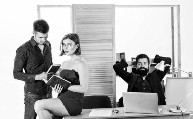 Kasıtlı cinsel provokasyon. Erkek iş arkadaşlarıyla çalışan kadın çekici bir kadın. Ofis atmosferi konsepti. Cinsel çekim. Cinsel arzuteşvik. Çoğunlukla erkek kolektifçalışan kadın