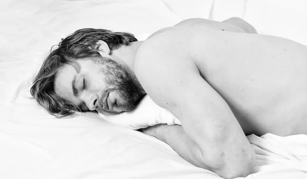 Mann mit unrasiertem bärtigen Gesicht schläft im Bett. Zeit für Mittagsschlaf. Schlaf und Entspannung Konzept. Mann gut aussehender Kerl schlafen. Schlaf ist lebenswichtig für Ihre körperliche und geistige Gesundheit. gesunde Schlafgewohnheiten. sich wohlfühlen und entspannen — Stockfoto
