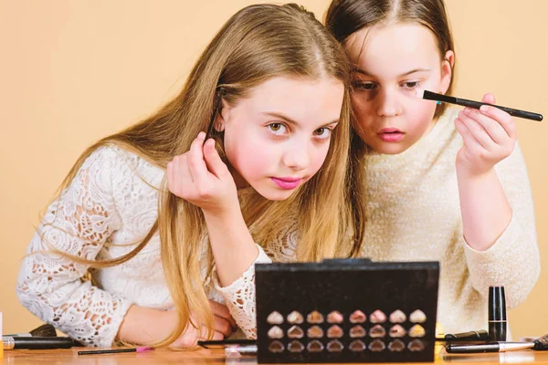 Zartes Make-up, das die Schönheit der Models betont. kleine Maskenbildner. Kleine Mädchen schminken und schminken sich. entzückende Kinder schminken sich — Stockfoto