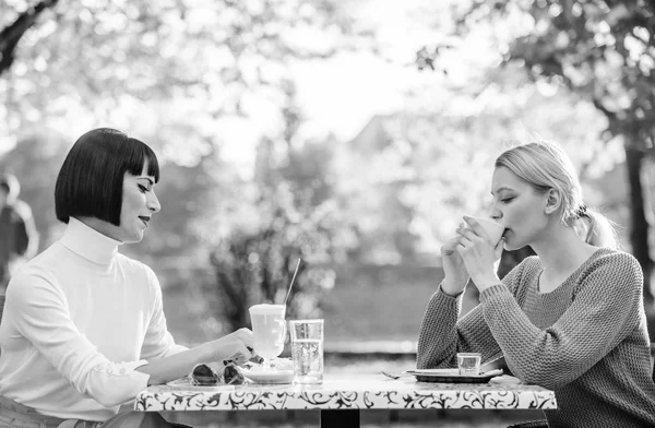 Lazer feminino. As amigas bebem café. Conversação mulheres café terraço. Relações de amizade amigável. A discutir rumores. Comunicação de confiança. Irmãs da amizade. Reunião de amizade — Fotografia de Stock