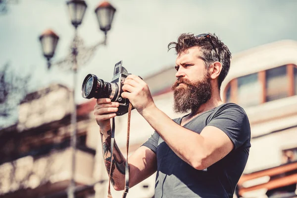 Say cheese. retro photographic equipment. photo of nature. reporter or journalist. Mature hipster with beard. Bearded man. hipster man in summer sunglasses. brutal photographer with camera — Stock Photo, Image