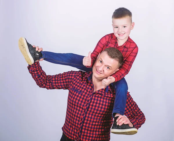 Vinculación familiar. infancia. crianza. familia feliz. padre e hijo con camisa roja a cuadros. Día de los padres. Un niño pequeño con papá. Vaquero guapo. Dulces sueños. Concepto de vinculación familiar —  Fotos de Stock