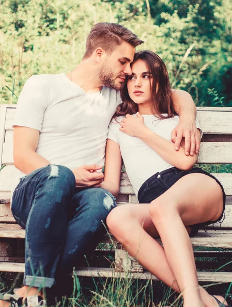 Joyeuse Saint-Valentin. camping d'été en forêt. week-end rancho familial. rendez-vous romantique. couple se détendre en plein air sur le banc. Concept d'unité. couple amoureux. Mode décontractée. homme avec fille dans le parc — Photo