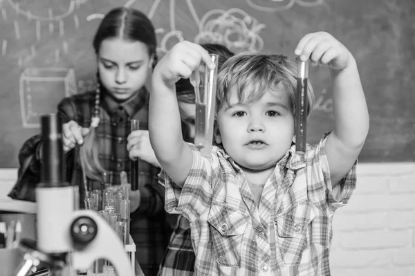 Kinder liebenswerte Freunde, die Spaß in der Schule haben. Schulchemie-Laborkonzept. praxisorientiertes Fortbildungsprogramm für Lehrer. praktisches Wissen. Kinderbetreuung und Entwicklung. Schulklassen — Stockfoto