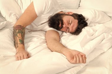 Uyanmak imkansız. yatak odasında acımasız uykulu adam. uykuda ve uyanık. yatakta pijama sakallı olgun erkek. enerji ve yorgunluk. sakallı adam hipster sabah uyku. Uyanmak için çok tembel