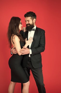 Sakallı adam ve kadının sanat uzmanları. Sanat uzmanı çift için romantik bir randevu. Sevgili bir çift. esthete. Romantik bir ilişki. Resmi çift. Resmi parti. Sanat uzmanları takımı. Buluşma. Aşık.