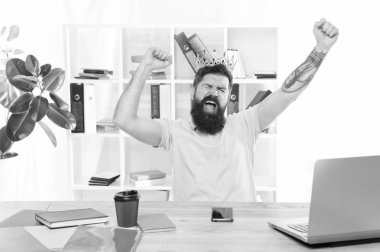 kendini beğenmiş mutlu kazanan. emin gülümseyen adam. Olumlu insan duygu. sakallı adam hipster yüz ifadesi. duygu ve tepki. açgözlü iş adamı. fedakar kendini kurban. sosyal sorunlar