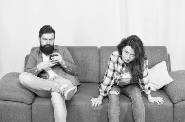 Onu her zaman görmezden geliyor. İlişki sorunu olan üzgün bir çift. Birbirine aşık bir çift kanepede oturuyor. Mutsuz bir çift anlaşmazlık ya da kavga ediyor. Aile sorunları yaşayan evli bir çift.