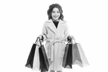 Kız tutun alışveriş torbaları. Beyaz arka plan üzerinde uzun saçlı model. Çocuk taşımak kağıt torbalarda sunar. Küçük Alışverişkoliğin alışveriş torbaları ile. Moda trend ve satış kavramı. Online alışveriş