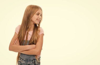 Uzun saçlı kadınsı özniteliği. Kızlar genelde saçlarını uzun büyümeye izin. Doğal güzellik. Sağlıklı ve parlak saçlar için. Uzun çok güzel saç modeli ile şirin çocuk evlat. Saç bakım ipuçları ve profesyonel tedavi